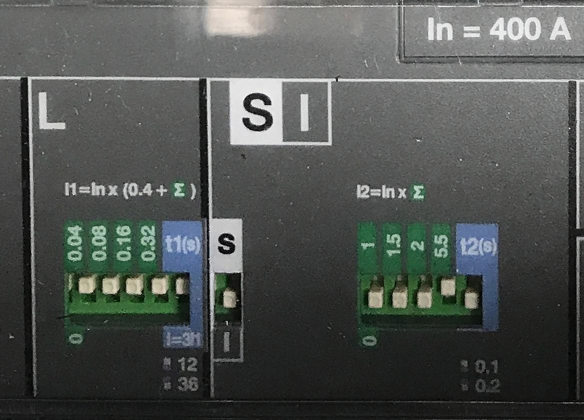 Figure 8: The ABB T-MA breaker (left) and settings of its PR211DS-LS/I control unit in the variable disconnect placed just downstream of the 1400A diesel generator providing power to the library set of Knives Out. Note: it is configured for an In of 400A and I2 of 2200A.