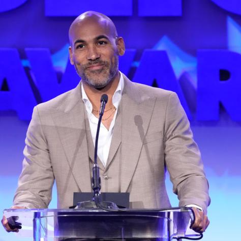 Melvin Robert presents the last two awards of the luncheon: Maxwell Weinberg Awards for Outstanding Publicity Campaign, Motion Picture and Television (Photo by: Evans Vestal Ward/ICG)