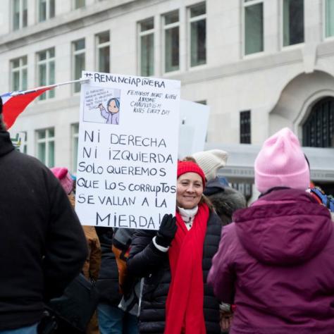 Woman holding a sign in Spanish